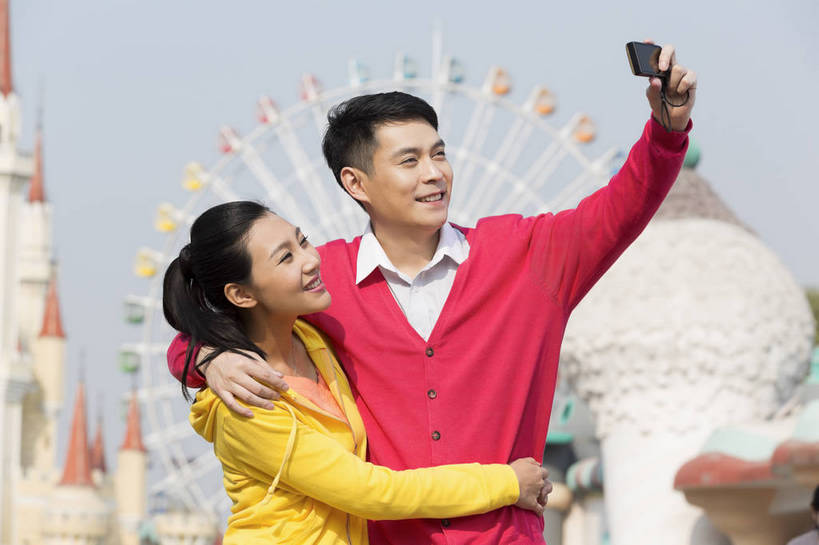 东方人,成年人,两个人,朋友,公园,游乐园,站,抱,微笑,横图,彩色,照片,室外,白天,正面,爱情,旅游,度假,游戏,快乐,童话故事,幸福,游乐场,相机,北京,中国,亚洲,图片,堡垒,城堡,摩天轮,首都,浪漫,生活,玩,依靠,注视,黄种人,娱乐,拍照,数码相机,娱乐设施,观察,看,享受,休闲,假日,健康,温暖,温馨,童话世界,恩爱,放松,积极,美女,亲密,帅哥,搭,自拍,约会,恋人,摄影,游乐设施,生活方式,抱着,观看,靠近,活动,和睦,假期,察看,电子设备,享乐,搂着,愉悦,要塞,搭着,发泄,关注,消遣,娱乐活动,智力,亲近,玩乐,户外活动,顽皮,周末,东亚,大转轮,嘉年华,费里斯大转轮,中华人民共和国,北京市,京,北平,华北地区,宣泄,乐观,乐园,石景山区,主题公园,游艺设施,自由自在,设防,无忧无虑,甜蜜,童话,男人,男性,年轻男性,年轻女性,女人,女性,亚洲人,中国人,年轻人,情侣,休闲活动,搂,搂抱,玩耍,嬉戏,拥抱,站立,全身,爱,欢乐,开心,愉快,照相,主题乐园,伴侣,融洽,石景山,北京石景山游乐场,石景山路,石景山游乐园,八角游乐园,bj174