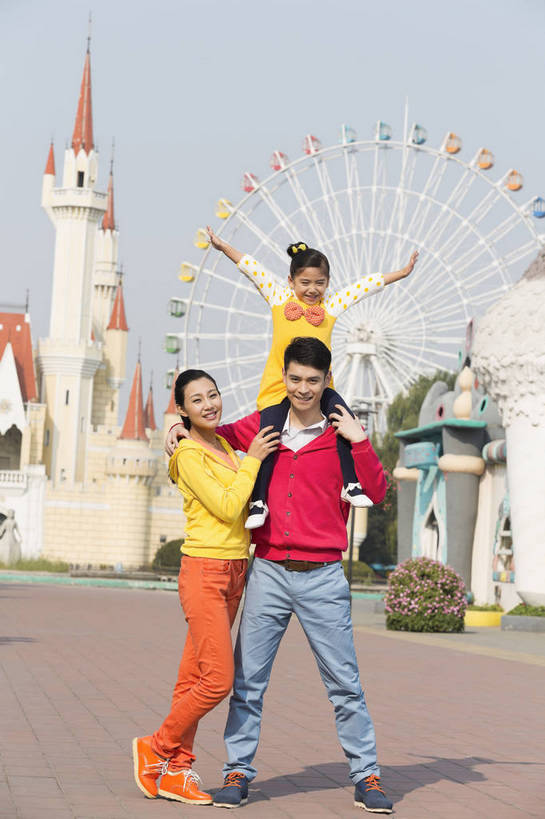 东方人,儿童,成年人,三个人,家庭,父母,母亲,父亲,女儿,公园,游乐园,家,站,坐,微笑,竖图,彩色,照片,室外,白天,正面,旅游,度假,游戏,快乐,童话故事,幸福,建筑,游乐场,北京,中国,亚洲,飞翔,图片,堡垒,城堡,房屋,屋子,摩天轮,首都,生活,玩,依靠,注视,黄种人,娱乐,飞,楼房,住宅,小孩,骑,娱乐设施,背着,观察,看,扛,享受,休闲,假日,健康,温暖,温馨,三口之家,一家人,童话世界,放松,积极,亲密,童年,约会,摄影,游乐设施,生活方式,观看,靠近,活动,和睦,假期,察看,享乐,愉悦,要塞,发泄,关注,消遣,娱乐活动,智力,亲近,亲情,玩乐,户外活动,周末,东亚,大转轮,嘉年华,费里斯大转轮,中华人民共和国,北京市,京,北平,华北地区,宣泄,乐观,乐园,石景山区,主题公园,游艺设施,相亲相爱,设防,亲子,扛在肩上,骑在肩上,美满,甜蜜,童话,男人,男性,年轻男性,年轻女性,女孩,女人,女性,亚洲人,中国人,孩子,年轻人,休闲活动,玩耍,嬉戏,站立,张开手臂,张开双臂,坐着,半身,彩图,爱,欢乐,开心,愉快,房子,主题乐园,融洽,女生,爸爸,妈妈,石景山,北京石景山游乐场,石景山路,石景山游乐园,八角游乐园,bj174