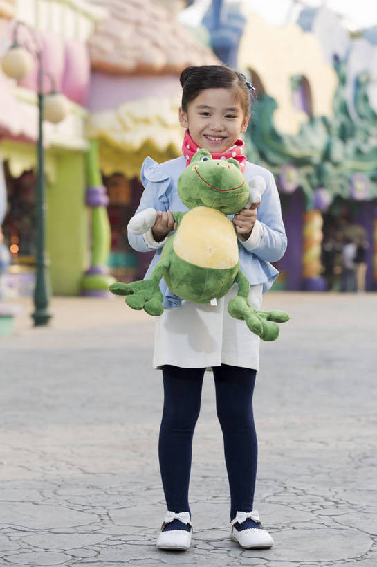 东方人,儿童,一个人,公园,游乐园,家,站,抱,微笑,竖图,彩色,照片,室外,白天,正面,旅游,度假,游戏,快乐,童话故事,幸福,纯洁,建筑,游乐场,玩具,北京,中国,亚洲,仅一个人,图片,娃娃,堡垒,城堡,房屋,屋子,首都,生活,玩,注视,黄种人,娱乐,楼房,住宅,小孩,观察,看,享受,休闲,假日,健康,温馨,童话世界,放松,可爱,童年,童趣,益智,摄影,毛绒玩具,生活方式,抱着,观看,活动,假期,察看,搂着,愉悦,要塞,发泄,关注,消遣,娱乐活动,智力,玩乐,户外活动,公仔,单人,童真,周末,东亚,烂漫,无邪,嘉年华,中华人民共和国,北京市,京,北平,华北地区,宣泄,乐观,乐园,石景山区,主题公园,单独,陪伴,设防,无忧无虑,天真,甜蜜,童话,女孩,女人,女性,亚洲人,中国人,孩子,休闲活动,搂,玩耍,嬉戏,站立,彩图,全身,欢乐,开心,愉快,房子,主题乐园,女生,石景山,北京石景山游乐场,石景山路,石景山游乐园,八角游乐园,bj174