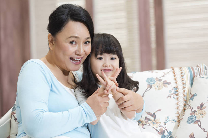 东方人,儿童,中年人,老年人,两个人,家庭,祖父母,祖母,客厅,坐,微笑,横图,彩色,照片,室内,白天,游戏,快乐,幸福,窗户,北京,日光,中国,亚洲,睡衣,图片,百叶窗,房屋,年轻,玩,依靠,注视,休闲装,黄种人,娱乐,小孩,小女孩,观察,看,手势,休闲,温暖,温馨,一家人,放松,亲密,童年,童趣,摄影,生活方式,奶奶,成长,观看,靠近,活动,祖孙,和睦,察看,起居室,舒适,住房,享乐,愉悦,发泄,关爱,关注,清新,消遣,智力,亲近,亲情,房地产,玩乐,家居服,顽皮,布艺沙发,东亚,陪同,外婆,宣泄,乐观,陪伴,无忧无虑,天真,老年女性,女孩,女人,女性,亚洲人,中国人,孩子,孙女,搂抱,玩耍,嬉戏,拥抱,半身,爱,欢乐,开心,愉快,融洽,女生,打手势,挨着,伴随,bj174