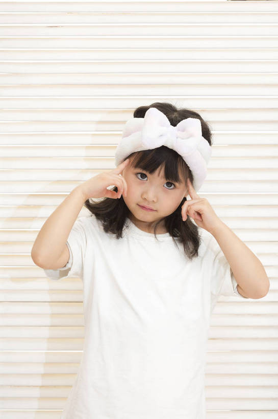 东方人,儿童,一个人,家庭,站,竖图,彩色,照片,室内,白天,快乐,纯洁,美景,窗户,北京,日光,中国,亚洲,仅一个人,护肤,指,睡衣,天然,背心,图片,百叶窗,景观,清晨,教育,注视,指点,休闲装,黄种人,干净,发带,小孩,小女孩,白色,自然,发箍,观察,看,清洁,手势,休闲,健康,思考,温暖,温馨,表情,一家人,景色,放松,活力,可爱,童年,童趣,摄影,生活方式,观看,清爽,和睦,察看,享乐,指向,遐想,愉悦,关注,清新,自然风光,单纯,家居服,顽皮,单人,想象,东亚,憧憬,纯净,乐观,单独,无忧无虑,聪明,天真,女孩,女人,女性,亚洲人,中国人,孩子,长发,直发,半身,开心,愉快,融洽,女生,打手势,bj174