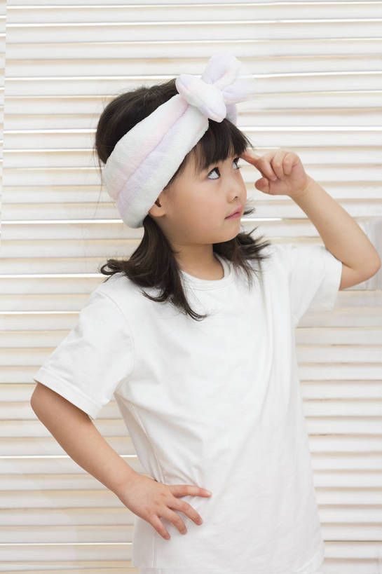 东方人,儿童,一个人,家庭,站,竖图,彩色,照片,室内,白天,快乐,纯洁,美景,窗户,北京,日光,中国,亚洲,仅一个人,护肤,指,睡衣,天然,背心,图片,百叶窗,景观,清晨,教育,插腰,指点,休闲装,黄种人,干净,发带,侧身,小孩,小女孩,白色,自然,发箍,清洁,手势,休闲,健康,思考,温暖,温馨,表情,一家人,景色,放松,活力,可爱,童年,童趣,摄影,生活方式,清爽,和睦,享乐,指向,遐想,愉悦,清新,自然风光,单纯,家居服,顽皮,单人,想象,东亚,憧憬,纯净,乐观,单独,无忧无虑,聪明,天真,女孩,女人,女性,亚洲人,中国人,孩子,长发,直发,半身,开心,愉快,融洽,女生,打手势,bj174