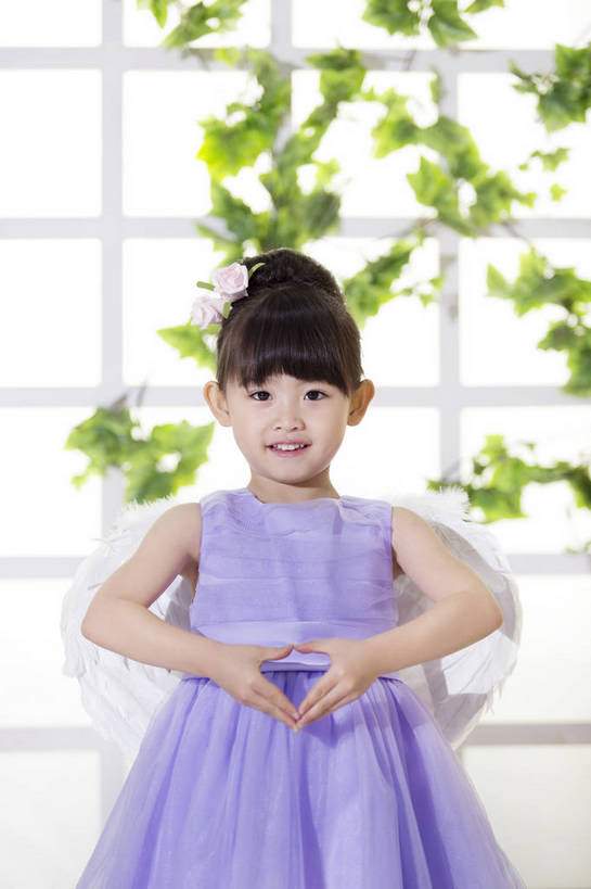 东方人,儿童,一个人,站,微笑,竖图,彩色,照片,室内,白天,快乐,幸福,草地,草坪,植物,窗户,羽毛,北京,日光,中国,亚洲,仅一个人,表演,连衣裙,正装,爱心,翅膀,图片,浪漫,注视,黄种人,草,小孩,小女孩,绿色,藤蔓,观察,看,手势,温馨,活力,可爱,童年,童趣,摄影,小天使,成长,观看,清爽,盘发,察看,愉悦,关注,清新,单纯,单人,东亚,纯真,纱裙,纯净,单独,无忧无虑,天真,女孩,女人,女性,亚洲人,中国人,孩子,半身,礼服,爱,开心,愉快,女生,bj174