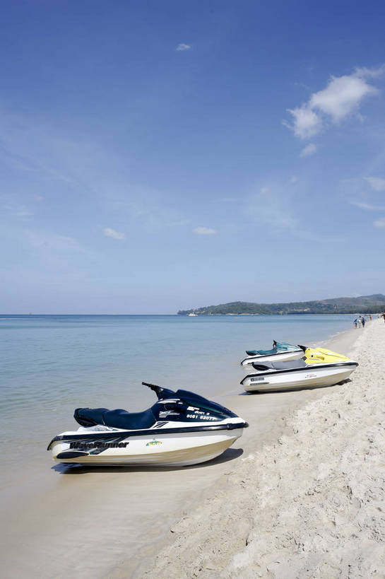 竖图,彩色,室外,白天,旅游,度假,海洋,沙滩,船,日光,泰国,亚洲,停靠,清澈,沙子,海岸线,景点,快艇,娱乐,普吉岛,蓝色,白云,风景,蓝天,天空,阳光,自然,享受,休闲,假日,旅游胜地,景色,安静,放松,乐趣,摄影,东南亚,晴天,风光,宁静,舒适,享乐,都市风光,自然风光,追求,外景,惬意,泰王国,安达曼海,普吉,大海,海滩,休闲活动,旅行,巴通海滩,bj174