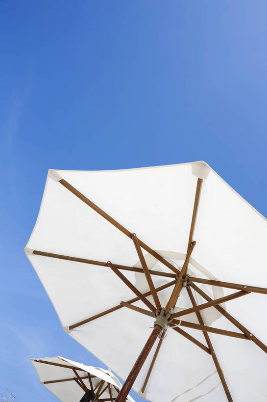 无人,竖图,彩色,室外,白天,旅游,度假,日光,泰国,亚洲,清澈,伞,遮阳伞,普吉岛,蓝色,白色,白云,风景,蓝天,天空,阳光,自然,享受,休闲,假日,安静,摄影,东南亚,晴天,风光,宁静,舒适,享乐,遮挡,外景,惬意,泰王国,安达曼海,普吉,休闲活动,旅行,巴通海滩,bj174