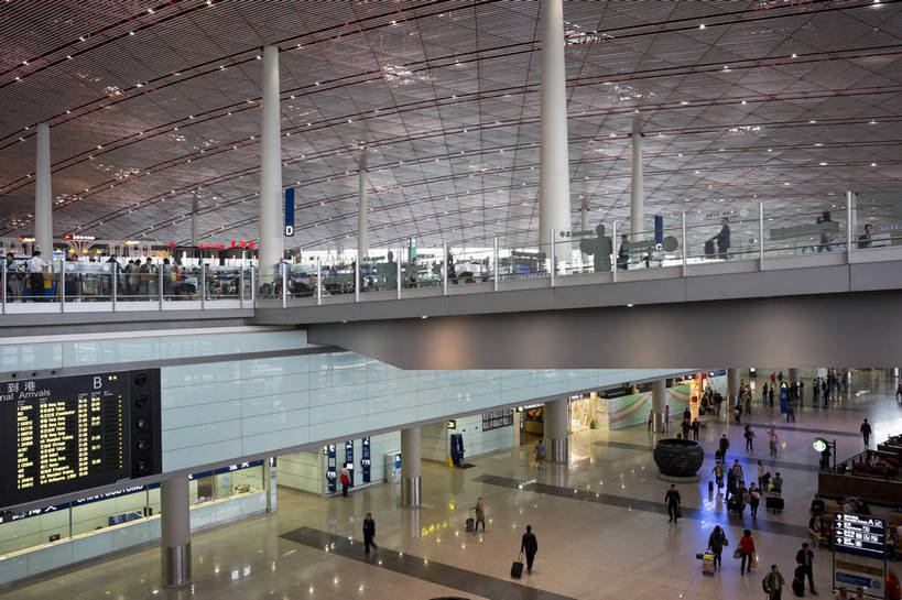 人群,机场,横图,彩色,室内,白天,旅游,度假,名胜古迹,天花板,标志建筑,地标,建筑,玻璃,照明,北京,中国,亚洲,遗迹,反光,窗,地面,交通,首都,内部,古迹,文化,文物,娱乐,建设,古建筑,现代化,人流,享受,休闲,旅游胜地,放松,摄影,经济,崭新,明亮,便利,象征,宽敞,古文明,东亚,中华人民共和国,北京市,京,北平,华北地区,快捷,进步,发达,北京首都国际机场,首都国际机场,首都机场,枢纽,旅行,北京首都国际机场3号航站楼,北京首都国际机场T3航站楼,北京机场,bj174