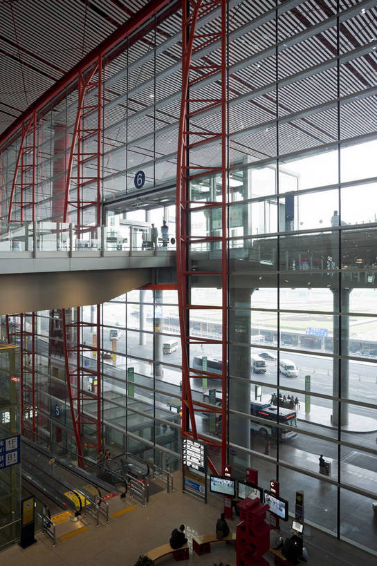 人群,机场,竖图,彩色,室内,白天,旅游,度假,名胜古迹,天花板,标志建筑,地标,建筑,玻璃,照明,北京,中国,亚洲,遗迹,反光,窗,地面,交通,首都,内部,古迹,文化,文物,娱乐,建设,古建筑,现代化,人流,享受,休闲,旅游胜地,放松,摄影,经济,崭新,明亮,便利,象征,宽敞,古文明,东亚,中华人民共和国,北京市,京,北平,华北地区,快捷,进步,发达,北京首都国际机场,首都国际机场,首都机场,枢纽,旅行,北京首都国际机场3号航站楼,北京首都国际机场T3航站楼,北京机场,bj174