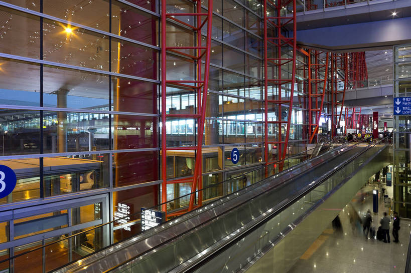 人群,机场,横图,彩色,室内,夜晚,旅游,度假,名胜古迹,天花板,标志建筑,地标,建筑,玻璃,照明,北京,中国,亚洲,遗迹,反光,窗,地面,交通,首都,内部,古迹,文化,文物,娱乐,建设,古建筑,现代化,人流,享受,休闲,旅游胜地,放松,摄影,经济,崭新,明亮,便利,象征,宽敞,古文明,东亚,中华人民共和国,北京市,京,北平,华北地区,快捷,进步,发达,北京首都国际机场,首都国际机场,首都机场,枢纽,旅行,傍晚,北京首都国际机场3号航站楼,北京首都国际机场T3航站楼,北京机场,bj174