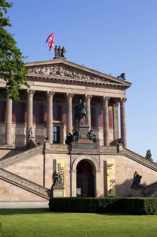 无人,竖图,彩色,室外,白天,旅游,度假,时尚,名胜古迹,城市风光,标志建筑,城市,地标,建筑,雕塑,德国,欧洲,遗迹,艺术,人物,雕像,塑像,首都,古典,古迹,历史,文物,娱乐,建设,古建筑,柏林,风景,蓝天,天空,享受,休闲,旅游胜地,放松,摄影,晴天,风光,西欧,都市风光,艺术馆,经典,展览馆,外景,画廊,欧式建筑,古文明,德意志联邦共和国,柏林州,发达,柏林博物馆岛,博物馆岛,菩提树大街,旅行,旧国家画廊,老国家艺术画廊,bj174