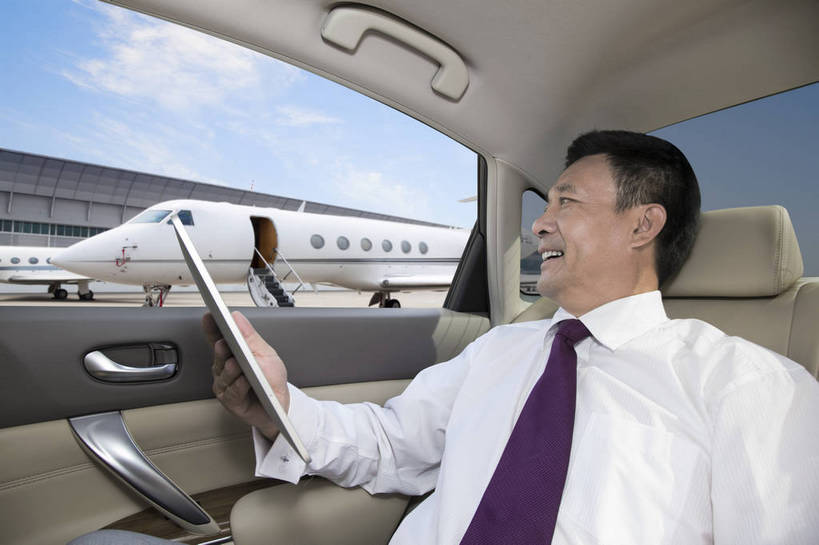 东方人,成年人,中年人,老年人,一个人,商务人士,商务男性,机场,广场,停车场,坐,微笑,横图,彩色,室外,白天,衬衫,西装,商务,快乐,幸福,智慧,旅途,骄傲,成功,信心,电脑,笔记本电脑,互联网,飞机,汽车,北京,日光,中国,亚洲,仅一个人,行人,游客,游人,套装,正装,网络,信息,图片,机动车,领带,地面,交通,豪华,信息技术,拿着,黄种人,娱乐,通讯设备,航空,路人,旅客,蓝天,停机坪,交通工具,享受,成熟,放松,自信,服务,财富,金融,运输,摄影,生活方式,无线,贵宾,舒适,客机,享乐,象征,愉悦,庄重,经理,成就,抵达,载具,高档,通信设备,商务装,身份,无线网络,客户,豪华轿车,车座,单人,无线上网,便携式电脑,管理人员,工薪阶层,平板电脑,东亚,空运,正式,地位,乐观,精明,单独,过客,北京首都国际机场,上网,手提电脑,男人,男性,中年男性,亚洲人,中国人,白领,上班族,半身,衬衣,旅行,欢乐,开心,愉快,奢华,商务旅行,商务机,私人飞机,公务机,商务飞机,行政机,bj174