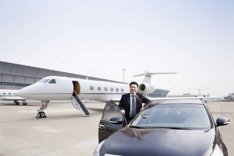 东方人,成年人,中年人,老年人,一个人,商务人士,商务男性,机场,广场,停车场,坐,微笑,横图,彩色,室外,白天,衬衫,西装,商务,快乐,幸福,智慧,旅途,骄傲,成功,信心,飞机,汽车,北京,中国,亚洲,仅一个人,行人,游客,游人,套装,正装,图片,机动车,领带,地面,交通,豪华,拿着,黄种人,航空,路人,旅客,停机坪,交通工具,成熟,放松,自信,服务,财富,金融,运输,摄影,生活方式,贵宾,舒适,客机,象征,愉悦,庄重,经理,成就,抵达,载具,高档,商务装,身份,客户,豪华轿车,单人,管理人员,工薪阶层,东亚,空运,正式,地位,乐观,精明,单独,过客,北京首都国际机场,男人,男性,中年男性,亚洲人,中国人,白领,上班族,半身,衬衣,旅行,欢乐,开心,愉快,奢华,商务旅行,商务机,私人飞机,公务机,商务飞机,行政机,bj174