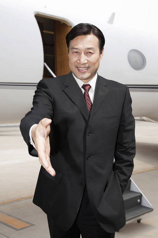 东方人,成年人,中年人,一个人,商务人士,商务男性,机场,广场,停车场,站,握手,微笑,竖图,彩色,室外,白天,衬衫,西装,商务,快乐,幸福,智慧,旅途,骄傲,成功,信心,飞机,北京,中国,亚洲,仅一个人,乘客,行人,游客,游人,套装,正装,图片,领带,地面,交通,黄种人,航空,路人,旅客,停机坪,交通工具,放松,自信,服务,财富,金融,运输,摄影,生活方式,客机,象征,愉悦,庄重,成就,载具,商务装,身份,客户,单人,工薪阶层,东亚,空运,正式,地位,乐观,精明,单独,过客,北京首都国际机场,男人,男性,中年男性,亚洲人,中国人,白领,上班族,衬衣,旅行,欢乐,开心,愉快,商务旅行,商务机,私人飞机,公务机,商务飞机,行政机,bj174