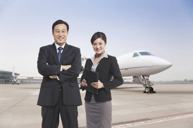 东方人,成年人,中年人,两个人,伙伴,同事,商务人士,商务男性,机场,广场,停车场,双手交叉,微笑,横图,彩色,室外,白天,衬衫,西装,商务,快乐,友谊,幸福,智慧,旅途,骄傲,成功,合作,团队,集体,信心,飞机,北京,中国,亚洲,乘客,行人,游客,游人,套装,正装,图片,领带,地面,交通,年轻,黄种人,航空,队伍,路人,旅客,停机坪,交通工具,和谐,放松,美女,自信,抱胸,服务,财富,金融,运输,摄影,生活方式,领导,双手抱胸,客机,象征,愉悦,庄重,成就,载具,商务装,身份,客户,合伙,领袖,工薪阶层,东亚,空运,正式,地位,乐观,精明,过客,北京首都国际机场,团结,友情,男人,男性,年轻女性,女人,女性,中年男性,亚洲人,中国人,年轻人,白领,上班族,衬衣,旅行,欢乐,开心,愉快,商务旅行,商务机,私人飞机,公务机,商务飞机,行政机,bj174