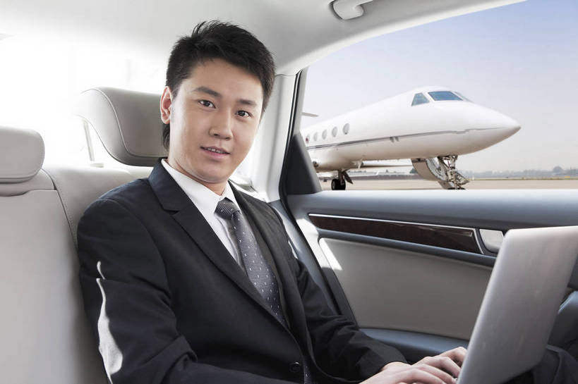 东方人,成年人,一个人,商务人士,商务男性,机场,广场,停车场,坐,微笑,横图,彩色,室外,白天,衬衫,西装,商务,快乐,幸福,智慧,旅途,骄傲,成功,信心,笔记本电脑,互联网,飞机,汽车,北京,日光,中国,亚洲,仅一个人,行人,游客,游人,套装,正装,网络,信息,图片,机动车,地面,交通,豪华,年轻,信息技术,黄种人,娱乐,航空,路人,旅客,蓝天,停机坪,交通工具,打字,享受,便捷,成熟,放松,自信,服务,财富,金融,运输,摄影,生活方式,贵宾,舒适,客机,享乐,轻松,愉悦,经理,成就,抵达,载具,高档,商务装,客户,豪华轿车,车座,单人,管理人员,工薪阶层,东亚,空运,乐观,精明,单独,过客,北京首都国际机场,上网,男人,男性,年轻男性,亚洲人,中国人,年轻人,白领,上班族,半身,衬衣,旅行,欢乐,开心,愉快,奢华,商务旅行,商务机,私人飞机,公务机,商务飞机,行政机,bj174