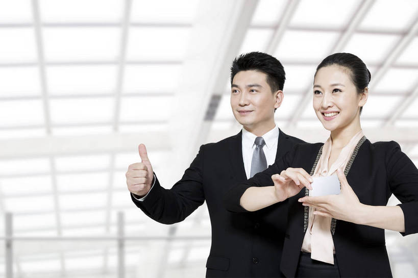 东方人,成年人,中年人,两个人,伙伴,同事,商务人士,商务男性,商务女性,办公室,站,微笑,横图,彩色,照片,室内,白天,衬衫,裙子,购物,商务,快乐,友谊,智慧,骄傲,成功,合作,团队,集体,信心,信用卡,消费,窗户,建筑,写字楼,北京,中国,亚洲,突出,套装,正装,图片,年轻,黄种人,鼓励,称赞,表扬,大厅,队伍,卡片,手势,支付,职业,和谐,健康,展示,卡,办公大楼,成熟,放松,零售,美女,竖,自信,储蓄,财富,金融,理财,摄影,生活方式,经济,翘,高,权威,领导,付款,夸奖,优秀,愉悦,赞扬,经理,企业,公司,成就,出示,商务装,合伙,领袖,流通,贸易,管理人员,工薪阶层,东亚,端庄,好,妙,顺利,出色,超群,杰出,卓越,奇妙,乐观,精明,聪明,团结,友情,金融区,银行卡,男人,男性,年轻女性,女人,女性,中年男性,亚洲人,中国人,年轻人,大拇指,白领,上班族,半身,衬衣,欢乐,开心,愉快,魅力,办公室职员,打手势,bj174
