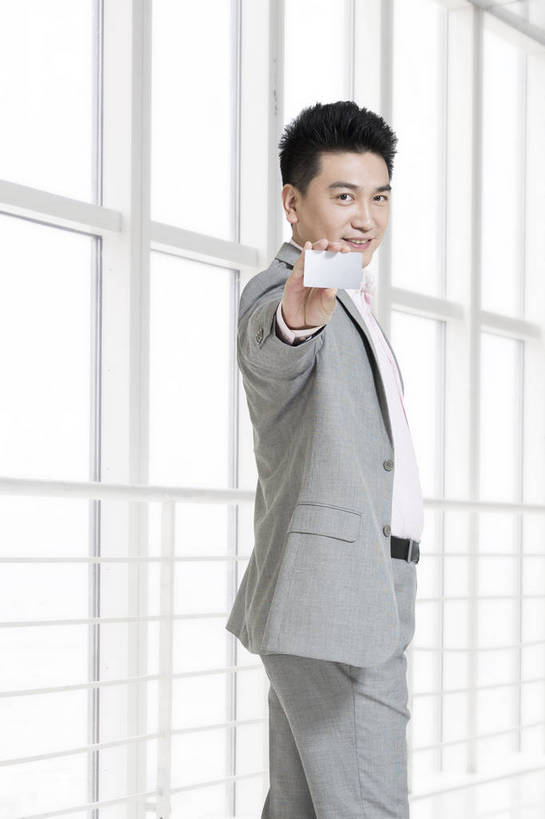 东方人,成年人,中年人,一个人,商务人士,商务男性,办公室,站,竖图,彩色,照片,室内,白天,衬衫,西装,购物,商务,智慧,骄傲,成功,信心,信用卡,消费,窗户,建筑,写字楼,北京,中国,亚洲,仅一个人,套装,图片,生活,黄种人,大厅,卡片,手势,支付,休闲,健康,展示,卡,办公大楼,成熟,放松,零售,自信,储蓄,财富,金融,理财,摄影,生活方式,经济,付款,愉悦,企业,公司,成就,出示,商务装,单人,流通,贸易,工薪阶层,东亚,乐观,精明,单独,金融区,银行卡,男人,男性,中年男性,亚洲人,中国人,白领,上班族,半身,衬衣,愉快,魅力,bj174