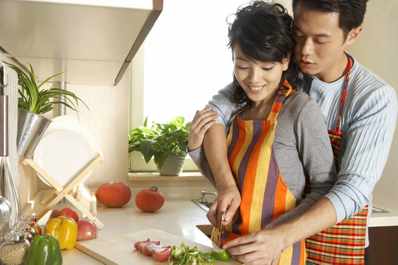 东方人,成年人,两个人,家庭,夫妻,丈夫,妻子,家庭主妇,微笑,横图,室内,白天,正面,家务,快乐,幸福,植物,蔬菜,雕塑,北京,中国,亚洲,准备,艺术,装饰,雕刻,雕像,盆栽,围裙,房屋,公寓,食品,盆景,休闲装,干净,居家,饮食,绿色,自然,工艺品,橱柜,看,站着,休闲,健康,舒服,温暖,温馨,一家人,亲密,搭,摄影,生长,成长,打扫,纪念,协助,美术,和睦,享乐,搭着,清新,主题,切断,陈列,东亚,健康食物,陪同,碗碟架,功能,美学,陪伴,男人,年轻男性,年轻女性,女人,女性,亚洲人,中国人,年轻人,情侣,休闲活动,烹调,彩图,爱,深情,融洽,家务劳动,伴随,bj175