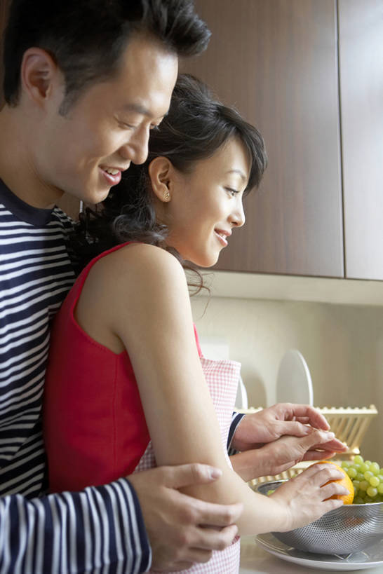 东方人,成年人,两个人,家庭,夫妻,丈夫,妻子,家庭主妇,微笑,竖图,室内,白天,侧面,家务,幸福,柑橘,葡萄,水果,北京,中国,亚洲,连接,握,准备,围裙,房屋,公寓,食品,浪漫,休闲装,干净,居家,饮食,碗,站着,休闲,健康,温暖,温馨,一家人,亲密,搭,握着,摄影,打扫,协助,和睦,享乐,搭着,清新,忙碌,东亚,健康食物,陪同,陪伴,柑桔,男人,年轻男性,年轻女性,女人,女性,亚洲人,中国人,年轻人,情侣,橘子,桔子,烹调,清洗,手牵手,拥抱,半身,彩图,爱,深情,大红蜜橘,大红袍,红橘,黄橘,宽皮橘,融洽,家务劳动,伴随,bj175