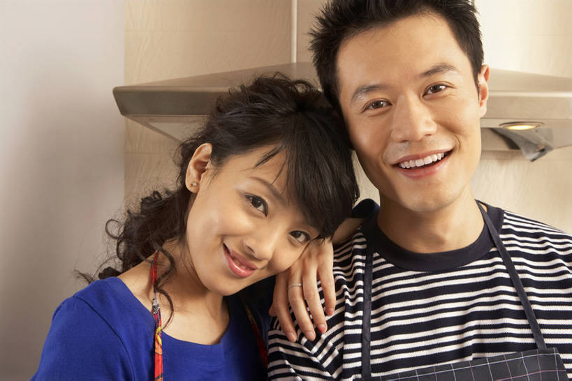 东方人,成年人,脸,头,脸颊,两个人,家庭,夫妻,丈夫,妻子,家庭主妇,笑,微笑,露齿笑,横图,室内,白天,正面,家务,快乐,兴奋,幸福,北京,中国,亚洲,连接,围裙,房屋,公寓,浪漫,注视,休闲装,娱乐,居家,肩膀,观察,看,靠,靠着,亲昵,站着,休闲,健康,温暖,温馨,一家人,放松,亲密,搭,摄影,观看,和睦,察看,享乐,搭着,关注,肖像,东亚,陪同,陪伴,男人,年轻男性,年轻女性,女人,女性,亚洲人,中国人,年轻人,头部,脸部,脸蛋,面部,情侣,烹调,彩图,爱,融洽,家务劳动,伴随,bj175