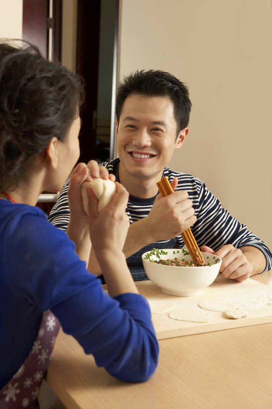 东方人,成年人,两个人,家庭,夫妻,丈夫,妻子,笑,微笑,露齿笑,竖图,室内,白天,正面,家务,幸福,筷子,桌子,北京,中国,亚洲,握,准备,围裙,房屋,公寓,食品,饺子,案板,休闲装,传统,饮食,背面,盘子,碗,中国菜,休闲,健康,温暖,温馨,一家人,面对面,握着,摄影,和睦,享乐,中国文化,东亚,陪同,陪伴,男人,年轻男性,年轻女性,女人,女性,中年男性,亚洲人,中国人,年轻人,情侣,烹调,说话,坐着,半身,彩图,融洽,传统文化,家务劳动,伴随,bj175