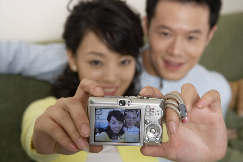 东方人,成年人,脸,头,脸颊,两个人,家庭,夫妻,丈夫,妻子,客厅,笑,微笑,露齿笑,横图,室内,白天,正面,快乐,幸福,沙发,相机,北京,中国,亚洲,连接,握,房屋,公寓,注视,牛仔裤,休闲装,肩膀,数码相机,观察,看,休闲,健康,温暖,温馨,一家人,搭,握着,自拍,摄影,观看,和睦,察看,起居室,愉悦,搭着,关注,记忆,东亚,陪同,陪伴,男人,年轻男性,年轻女性,女人,女性,亚洲人,中国人,年轻人,头部,脸部,脸蛋,面部,情侣,坐着,彩图,照相,融洽,伴随,bj175