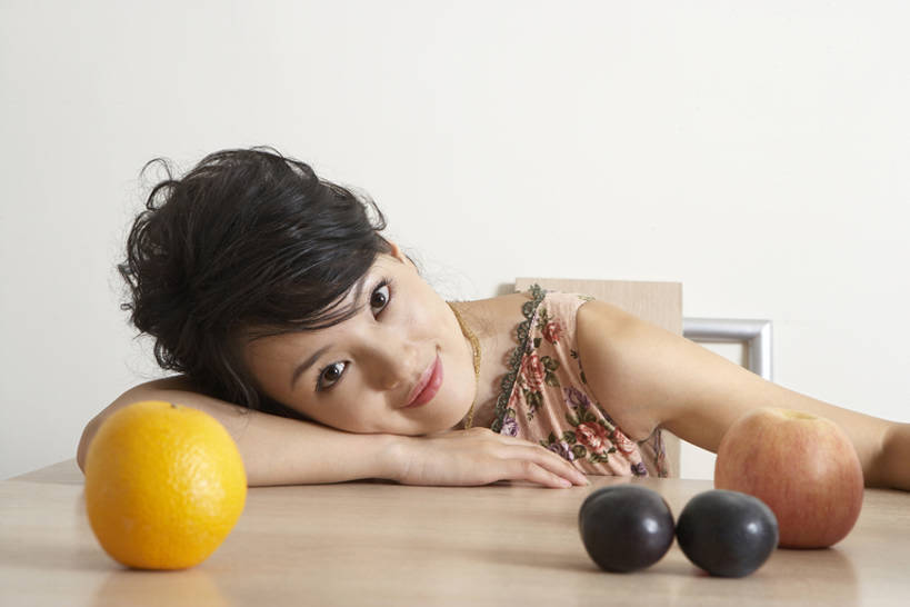 东方人,成年人,脸,头,脸颊,一个人,家庭,微笑,横图,室内,白天,正面,快乐,幸福,桌子,苹果,柑橘,水果,椅子,北京,中国,亚洲,仅一个年轻女性,仅一个女性,仅一个人,房屋,公寓,注视,休闲装,饮食,肩膀,观察,看,休闲,健康,温暖,温馨,一家人,放松,摄影,生活方式,观看,和睦,察看,享乐,关注,清新,选择,东亚,健康食物,柑桔,年轻女性,女人,女性,亚洲人,中国人,年轻人,头部,脸部,脸蛋,面部,橘子,桔子,彩图,大红蜜橘,大红袍,红橘,黄橘,宽皮橘,融洽,bj175