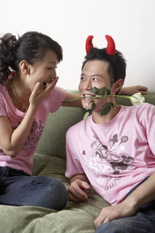 东方人,成年人,两个人,家庭,夫妻,丈夫,妻子,客厅,笑,微笑,露齿笑,竖图,室内,白天,侧面,游戏,快乐,满意,兴奋,幸福,沙发,玫瑰,北京,中国,亚洲,连接,握,房屋,公寓,浪漫,牛仔裤,休闲装,娱乐,花,扮演,看,休息,休闲,健康,温暖,温馨,一家人,放松,淘气,搭,握着,摄影,惊奇,幽默,和睦,起居室,享乐,愉悦,搭着,反差,东亚,陪同,陪伴,男人,男性,年轻男性,年轻女性,女人,女性,亚洲人,中国人,年轻人,情侣,烹调,坐着,半身,彩图,爱,深情,融洽,伴随,bj175