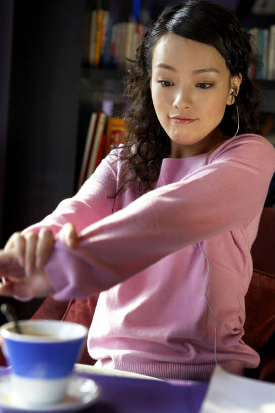 咖啡,东方人,成年人,一个人,书店,握手,微笑,竖图,室内,白天,正面,陶醉,快乐,书架,北京,中国,亚洲,仅一个年轻女性,仅一个女性,仅一个人,伸展,耳塞,咖啡杯,音乐,音乐播放器,休闲装,随身听,享受,休闲,舒服,放松,舒展,摄影,享乐,爱好,MP3播放器,东亚,无忧无虑,年轻女性,女人,女性,亚洲人,中国人,年轻人,手臂,休闲活动,搀手,拉手,手拉手,手握手,坐着,半身,彩图,欢乐,咖啡馆,播放器,沉醉,bj175