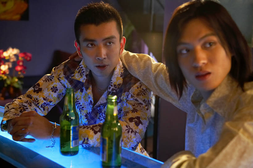 啤酒,东方人,成年人,两个人,酒吧,横图,室内,夜晚,正面,侧面,运动服,聚会,时尚,夜生活,快乐,通讯,友谊,幸福,热情,信心,吧台,城市,北京,中国,亚洲,连接,握,酒类,娱乐,刺激,饮料,休闲,啤酒瓶,放松,个性,活力,搭,握着,摄影,明亮,酷,享乐,愉悦,搭着,东亚,陪同,爱国主义,陪伴,无忧无虑,认真,男人,男性,年轻男性,亚洲人,中国人,年轻人,休闲活动,说话,坐着,半身,彩图,欢乐,伴随,bj175