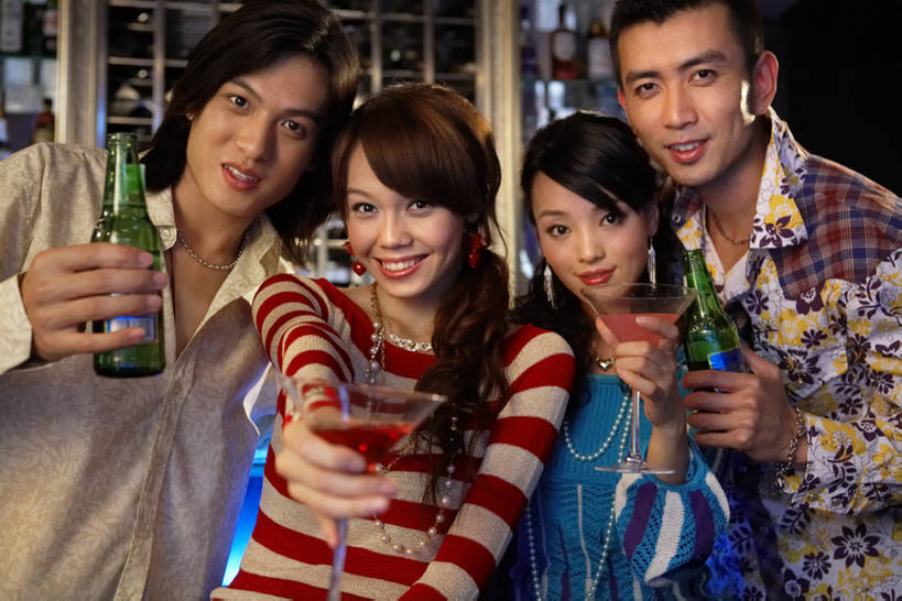 啤酒,东方人,成年人,四个人,酒吧,笑,微笑,露齿笑,横图,室内,夜晚,正面,运动服,爱情,聚会,时尚,夜生活,快乐,通讯,友谊,幸福,热情,吧台,城市,北京,中国,亚洲,喝,连接,握,庆祝,并排,食品,酒类,饮品,浪漫,注视,娱乐,饮食,刺激,食物,饮料,鸡尾酒,观察,看,亲昵,休闲,温暖,温馨,啤酒瓶,恩爱,放松,个性,活力,亲密,举杯,握着,约会,恋人,摄影,观看,和睦,察看,酷,享乐,愉悦,关注,可口,肖像,东亚,陪同,爱国主义,适口,陪伴,无忧无虑,马提尼酒杯,男人,男性,年轻男性,年轻女性,女人,女性,亚洲人,中国人,年轻人,情侣,休闲活动,说话,半身,彩图,爱,欢乐,深情,伴侣,融洽,混合饮料,伴随,bj175