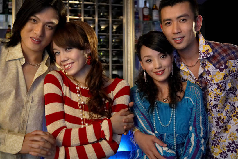 东方人,成年人,四个人,酒吧,笑,微笑,露齿笑,横图,室内,夜晚,正面,运动服,爱情,聚会,时尚,夜生活,快乐,通讯,友谊,幸福,热情,分享,吧台,城市,北京,中国,亚洲,喝,连接,握,并排,酒类,浪漫,注视,休闲装,娱乐,刺激,饮料,鸡尾酒,观察,看,亲昵,休闲,温暖,温馨,恩爱,放松,个性,活力,亲密,搭,握着,约会,恋人,摄影,观看,和睦,察看,酷,享乐,愉悦,搭着,关注,肖像,东亚,陪同,爱国主义,陪伴,无忧无虑,男人,男性,年轻男性,年轻女性,女人,女性,亚洲人,中国人,年轻人,情侣,休闲活动,说话,半身,彩图,爱,欢乐,深情,伴侣,融洽,伴随,bj175