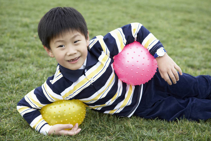 东方人,儿童,一个人,家庭,公园,站,笑,微笑,露齿笑,横图,室外,白天,正面,旅游,度假,快乐,幸福,纯洁,草地,美景,北京,中国,亚洲,仅一个男性,仅一个人,握,景观,田地,玩,注视,休闲装,娱乐,球,草,小孩,自然,观察,看,站着,仅一个小孩,享受,休闲,景色,放松,可爱,童年,童趣,握着,摄影,观看,察看,享乐,关注,自然风光,童真,东亚,烂漫,无邪,无忧无虑,天真,男孩,男人,男性,亚洲人,中国人,孩子,休闲活动,躺着,站立,彩图,男生,bj175