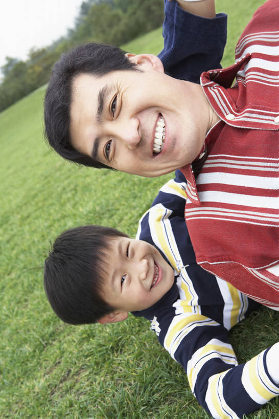 东方人,儿童,成年人,中年人,脸,头,脸颊,两个人,家庭,父母,父亲,儿子,公园,站,笑,微笑,露齿笑,竖图,室外,特写,白天,正面,衬衫,旅游,度假,幸福,纯洁,草地,美景,北京,中国,亚洲,连接,景观,田地,倾斜,联系,T恤,注视,休闲装,娱乐,肩膀,草,树,小孩,绿色,自然,观察,看,站着,享受,休息,休闲,健康,温暖,温馨,一家人,景色,放松,可爱,童年,童趣,摄影,观看,和睦,察看,享乐,愉悦,关注,自然风光,童真,东亚,烂漫,无邪,陪同,陪伴,无忧无虑,天真,男孩,男人,男性,中年男性,亚洲人,中国人,孩子,头部,脸部,脸蛋,面部,躺着,仰卧,站立,彩图,高角度拍摄,欢乐,融洽,男生,伴随,bj175