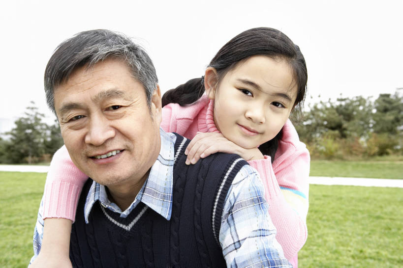 东方人,儿童,老年人,脸,头,脸颊,两个人,家庭,女儿,儿子,祖父,公园,微笑,横图,室外,特写,白天,正面,旅游,度假,满意,幸福,纯洁,草地,美景,多云,北京,中国,亚洲,连接,景观,田地,注视,休闲装,娱乐,肩膀,草,小孩,自然,背着,观察,看,享受,休闲,景色,放松,可爱,亲密,童年,童趣,搭,摄影,观看,察看,享乐,搭着,关爱,关注,自然风光,亲情,肖像,童真,东亚,烂漫,无邪,陪同,陪伴,天真,老年男性,男人,男性,女孩,亚洲人,中国人,孩子,头部,脸部,脸蛋,面部,孙女,拥抱,彩图,伴随,bj175