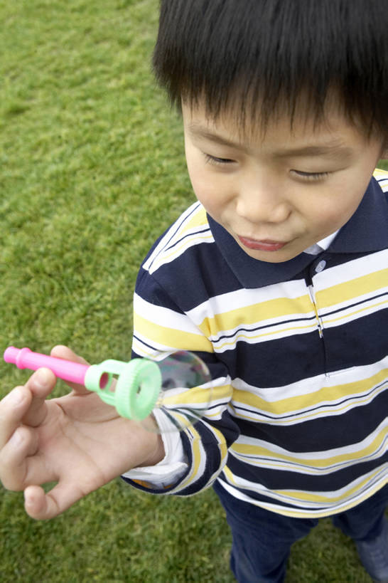 东方人,儿童,一个人,儿子,公园,站,竖图,室外,白天,正面,旅游,度假,幸福,纯洁,草地,美景,北京,中国,亚洲,仅一个男性,仅一个人,握,条纹,景观,田地,玩,休闲装,娱乐,吹泡泡,吹气,草,小孩,自然,泡泡,站着,仅一个小孩,享受,休闲,景色,放松,可爱,探索,童年,童趣,无辜,握着,摄影,享乐,愉悦,自然风光,肖像,童真,东亚,烂漫,无邪,无忧无虑,天真,男孩,男人,男性,亚洲人,中国人,孩子,站立,彩图,高角度拍摄,男生,好奇心,bj175