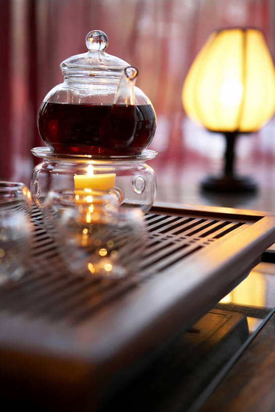 无人,竖图,室内,白天,夜晚,茶,桌子,静物,蜡烛,北京,中国,亚洲,烛光,茶道,饮食,茶壶,茶馆,摄影,明亮,高雅,中国文化,古典风格,东亚,热饮,茶杯,彩图,bj175