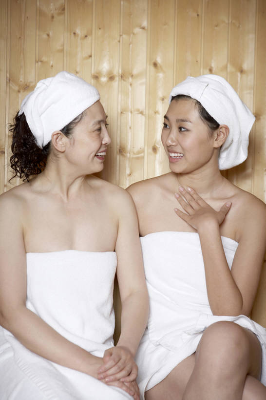 东方人,老年人,两个人,家庭,母亲,女儿,美容院,笑,微笑,露齿笑,竖图,室内,正面,按摩,美容,快乐,友谊,幸福,北京,中国,亚洲,护肤,连接,并排,包裹,纺织物,长椅,美丽,干净,毛巾,看,清洁,保养,享受,休息,休闲,健康,舒服,母女,面对面,放松,SPA水疗,保健,温泉浴场,摄影,保暖,呵护,光滑,高雅,享乐,华贵,透气,东亚,纯净,养颜,防水,陪同,细腻,桑拿浴,平滑,储水,耐磨,吸水,陪伴,热石疗法,老年女性,年轻女性,女人,女性,亚洲人,中国人,年轻人,休闲活动,矿泉疗养地,触摸,坐着,彩图,水疗,公共浴室,摆拍,伴随,bj175