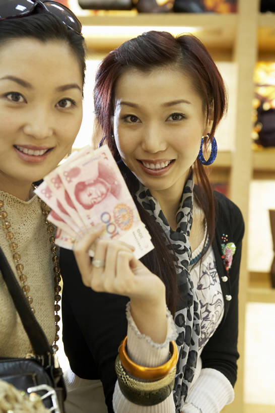 东方人,成年人,两个人,商店,笑,微笑,露齿笑,竖图,室内,白天,正面,购物,旅游,快乐,友谊,幸福,钱,人民币,信用卡,消费,城市,商场,珠宝,北京,中国,亚洲,握,丰富,钱币,注视,休闲装,现代,观察,看,零售,握着,财富,钞票,金融,纸币,摄影,手镯,生活方式,经济,观看,察看,享乐,付款,愉悦,购买,关注,金卡,出示,流通,选购,纸钞,贸易,百货公司,东亚,血拼,重要,货币,现金,年轻女性,女人,女性,亚洲人,中国人,年轻人,半身,彩图,旅行,欢乐,闺密,bj175