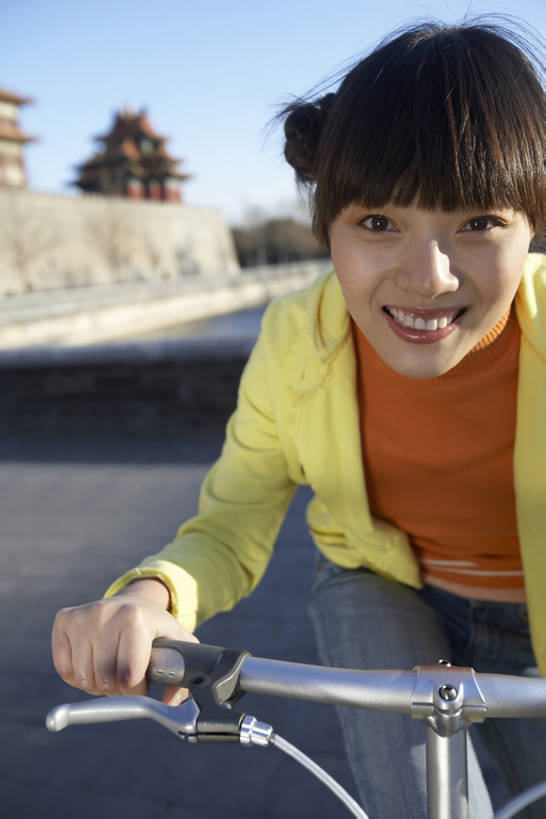 东方人,成年人,一个人,故宫,微笑,竖图,室外,特写,白天,正面,锻炼,旅游,兴奋,幸福,街道,自行车,北京,中国,亚洲,仅一个年轻女性,仅一个女性,仅一个人,行人,游客,游人,注视,休闲装,路人,旅客,车,脚踏车,骑,蓝天,交通工具,观察,看,骑车,健康,活力,摄影,观看,察看,享乐,关注,载具,手把,东亚,过客,无忧无虑,年轻女性,亚洲人,中国人,年轻人,休闲活动,坐着,彩图,bj175