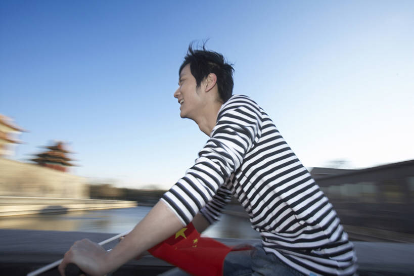 东方人,成年人,一个人,故宫,微笑,横图,室外,特写,白天,侧面,运动模糊,锻炼,旅游,兴奋,自由,幸福,街道,自行车,帽子,北京,中国,亚洲,仅一个男性,条纹,休闲装,车,脚踏车,骑,蓝天,交通工具,靠,靠着,骑车,健康,摄影,迅速,享乐,载具,手把,东亚,无忧无虑,冒险,年轻男性,亚洲人,中国人,年轻人,休闲活动,坐着,半身,彩图,bj175