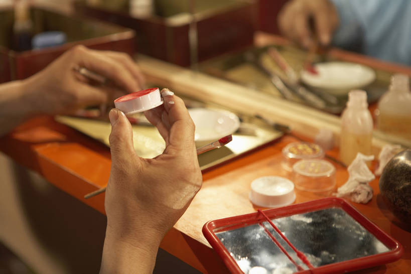 手,一个人,演员,舞台,横图,室内,特写,化妆,技术,镜子,桌子,北京,中国,亚洲,表演,握,准备,朦胧,模糊,艺术,刷,表演者,传统,扮演,化妆品,手指,握着,摄影,技巧,部分,演出,专心,练习,化妆用品,中国文化,播放,作画,戏剧,手艺,改变,更衣室,京剧,东亚,贡献,技能,技艺,亚洲人,中国人,彩图,化装,中国戏曲,妙技,传统文化,本领,京剧演员,bj175