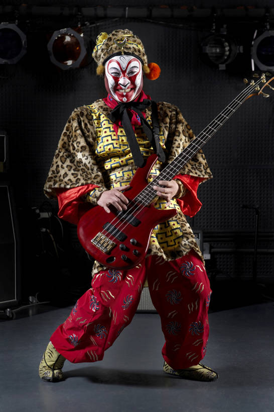 东方人,一个人,演员,舞台,笑,微笑,露齿笑,竖图,彩色,民族服装,奢侈,幸福,北京,中国,亚洲,西方,仅一个男性,仅一个人,表演,握,摇摆,准备,服装,艺术,人物,面具,头巾,头饰,贝斯,低音吉他,电吉他,吉他,乐器,弦乐器,古典,豪华,玩,注视,文化,表演者,喇叭,现代,传统,东方,仅一个年轻男性,衣服,发饰,化妆品,观察,看,站着,比较,个性,灌篮,握着,摄影,服饰,观看,五颜六色,华丽,古装,色彩斑斓,察看,练习,愉悦,关注,旧的,文学,扩音器,中国文化,弹拨弦鸣乐器,播放,肖像,改变,五彩缤纷,反差,演出服,京剧,东亚,东亚文化,歌剧,五彩斑斓,富丽,韵味,华美,五光十色,美猴王,男人,男性,年轻男性,亚洲人,中国人,年轻人,彩图,全身,传统服装,民俗服,化装,中国戏曲,舞台灯光,电贝斯,摇摆舞,弹拨弦乐器,电吉它,传统文化,华侈,奢华,拨弦乐器,弹拨乐器,京剧演员,超现实主义,摆拍,流派,艺术流派,bj175