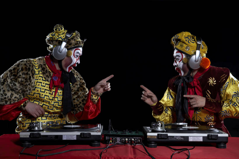 东方人,两个人,演员,舞台,笑,微笑,横图,室内,正面,民族服装,奢侈,合作,团队,数据,桌子,北京,中国,亚洲,西方,表演,摇摆,黑色背景,服装,艺术,人物,信息,唱片,古典,豪华,音乐,听,玩,文化,存储介质,表演者,现代,传统,东方,衣服,耳机,化妆品,站着,面对面,比较,灌篮,摄影,服饰,碟片,华丽,古装,存储,混合,专心,指着,酷,愉悦,都市风光,旧的,中国文化,播放,改变,典礼,合伙,打碟,dj师,唱片骑士,黑胶唱片,京剧,东亚,东亚文化,陪同,歌剧,富丽,韵味,华美,陪伴,美猴王,男人,男性,年轻男性,亚洲人,中国人,年轻人,半身,彩图,影棚拍摄,传统服装,民俗服,化装,装扮,中国戏曲,喜剧演员,摇摆舞,传统文化,华侈,奢华,京剧演员,磁带录音机,伴随,bj175