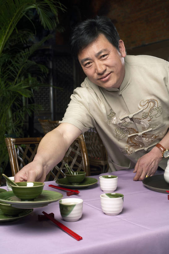 东方人,成年人,中年人,老年人,一个人,服务员,微笑,竖图,室内,正面,吃饭,餐桌,桌子,北京,中国,亚洲,仅一个男性,仅一个人,仅一个中年男性,准备,庆祝,饭厅,食品,注视,布置,传统,饮食,盘子,装饰物,碗,茶馆,中国菜,观察,看,站着,摄影,观看,察看,高雅,享乐,关注,中国文化,肖像,东亚,云南省,接待员,男人,男性,中年男性,亚洲人,中国人,服务生,侍者,茶杯,半身,彩图,传统服装,餐馆,咖啡馆,唐装,传统文化,bj175