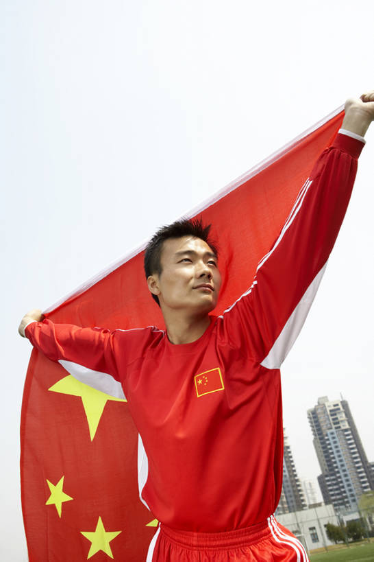 东方人,一个人,运动员,竖图,室外,白天,留白,正面,运动服,制服,锻炼,度假,游戏,快乐,兴奋,骄傲,成功,比赛,运动,竞争,美景,城市风光,城市,旗帜,国旗,北京,日光,中国,亚洲,仅一个男性,仅一个人,握,条纹,服装,庆祝,景观,田地,注视,娱乐,飞,刺激,仅一个年轻男性,衣服,红色,蓝天,观察,看,享受,休闲,健康,景色,放松,握着,摄影,建造,服饰,观看,希望,察看,体育运动,衣着,穿着,关注,中国文化,田径运动,中国国旗,东亚,队员,爱国主义,衣饰,获胜,体育,足球运动,男人,男性,年轻男性,亚洲人,中国人,年轻人,半身,彩图,健身,高层建筑,运动装,bj175