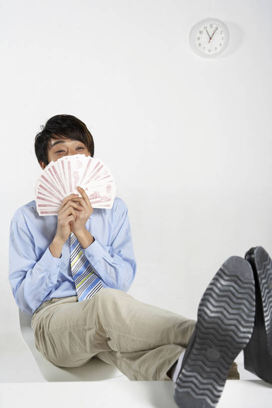 东方人,成年人,一个人,商务人士,商务男性,办公室,微笑,竖图,留白,白色背景,正面,衬衫,商务,满意,贪欲,幸福,贪财,成功,钱,人民币,鞋子,北京,中国,亚洲,仅一个男性,仅一个人,套装,领结,钱币,领带,半空,书桌,刺激,仅一个年轻男性,白色,比较,个性,财富,钞票,金融,纸币,摄影,经济,享乐,象征,愉悦,庄重,工作室,商务装,身份,足,流通,纸钞,贸易,工薪阶层,东亚,正式,地位,货币,现金,男人,男性,年轻男性,亚洲人,中国人,年轻人,白领,上班族,钟,坐着,彩图,全身,影棚拍摄,衬衣,办公室职员,工资,bj175