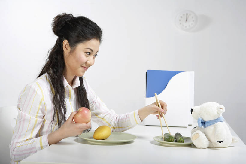 东方人,成年人,一个人,商务女性,办公室,吃,微笑,横图,白天,白色背景,侧面,商务,通讯,纯洁,筷子,苹果,柠檬,黄瓜,蔬菜,水果,玩具,北京,中国,亚洲,仅一个年轻女性,仅一个女性,仅一个人,握,时间,文件,泰迪熊,现代,饮食,白色,面对面,比较,个性,可爱,童年,童趣,握着,摄影,幽默,享乐,风格,愉悦,膳食,工作室,瘦身,等,梦想,童真,东亚,烂漫,无邪,健康食物,接待员,天真,年轻女性,女人,女性,亚洲人,中国人,年轻人,白领,钟,坐着,半身,彩图,影棚拍摄,办公室职员,bj175