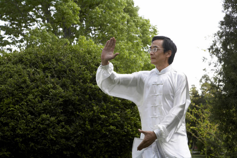 东方人,成年人,老年人,一个人,公园,举,横图,室外,白天,正面,锻炼,运动,武术,北京,中国,亚洲,伸展,丝绸,眼镜,传统,草,树,衣服,绿色,自然,春天,托,站着,休闲,健康,个性,活力,茂密,平衡,舒展,摄影,茂盛,生活方式,灌木,协调,退休,太极,练习,旧的,中国文化,华贵,武打,弹性,东亚,武功,灵性,体育,老年男性,男人,男性,亚洲人,中国人,休闲活动,举起,举手,举着,向上举,向上伸,向上托,彩图,传统服装,健身,武学,和蔼,传统文化,人老心不老,长度,缎子,bj175