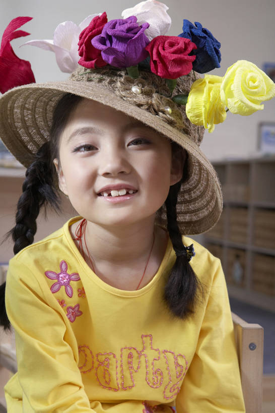 东方人,婴儿,儿童,一个人,学生,学校,站,笑,微笑,露齿笑,竖图,室内,白天,正面,快乐,幸福,纯洁,帽子,北京,中国,亚洲,仅一个女性,仅一个人,教育,玩,注视,娱乐,穿,花,小孩,黄色,观察,看,站着,仅一个小孩,教室,思考,辫子,放松,幻想,可爱,童年,童趣,无辜,幼儿园,摄影,活泼,生长,观看,麻花辫,察看,专心,享乐,愉悦,关注,宝宝,播放,梦想,想象,童真,东亚,纯真,烂漫,无邪,发展,重要,美术工艺,无忧无虑,伶俐,天真,男孩,男人,男性,女孩,女人,女性,亚洲人,中国人,孩子,站立,坐着,半身,彩图,装扮,欢乐,男生,女生,bj175