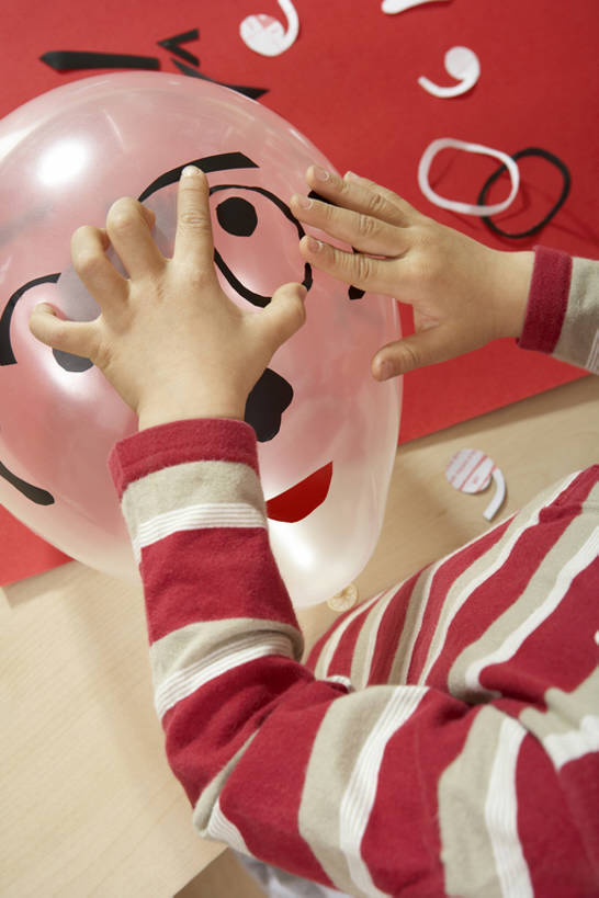 东方人,婴儿,儿童,手,一个人,学生,站,笑,竖图,室内,白天,幸福,纯洁,玩具,北京,中国,亚洲,握,条纹,朦胧,模糊,装饰,纸,玩,娱乐,小孩,红色,气球,站着,做,教室,表情,幻想,可爱,淘气,童年,童趣,无辜,握着,幼儿园,摄影,活泼,生长,部分,笑脸,专心,享乐,愉悦,宝宝,播放,童真,东亚,纯真,烂漫,无邪,发展,重要,美术工艺,无忧无虑,伶俐,天真,男孩,男人,男性,亚洲人,中国人,孩子,休闲活动,触摸,站立,彩图,高角度拍摄,欢乐,男生,拟人,bj175